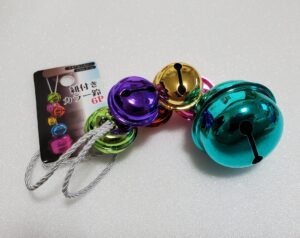 赤ちゃんのビジーボードを100均だけでパパが手作り!